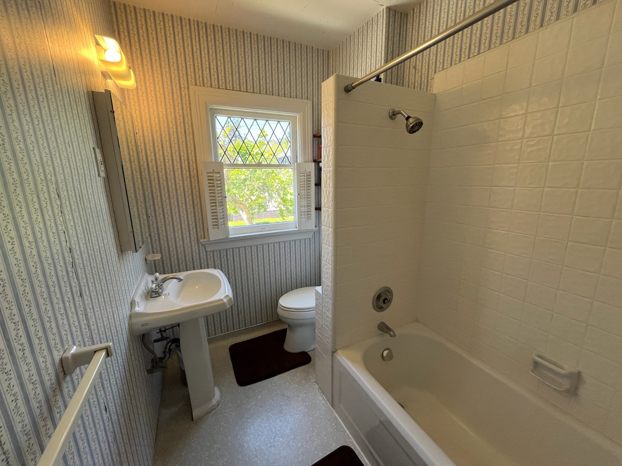 Bathroom with shower/tub and leaded window