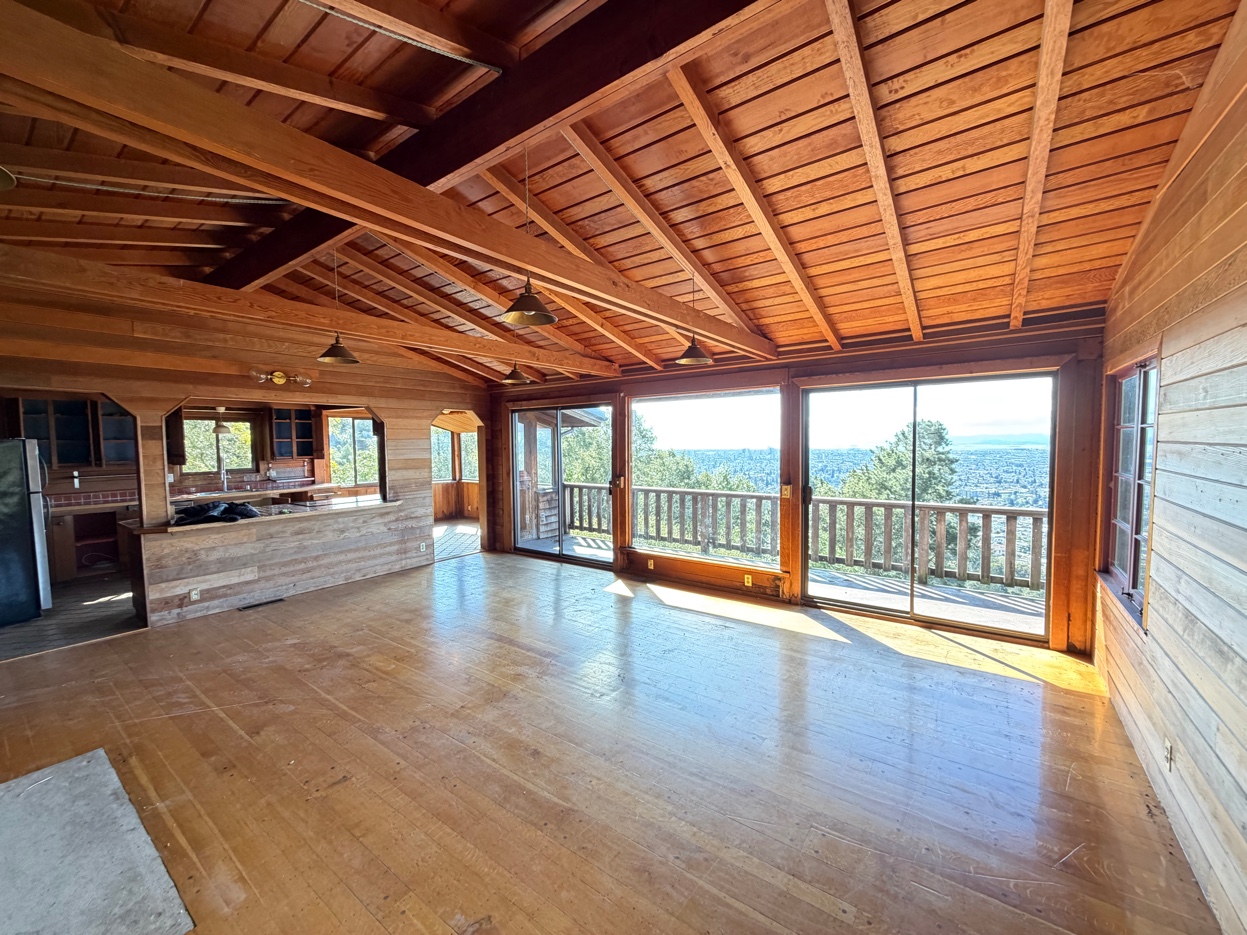 Expansive living room with vaulted ceiling and Bay views