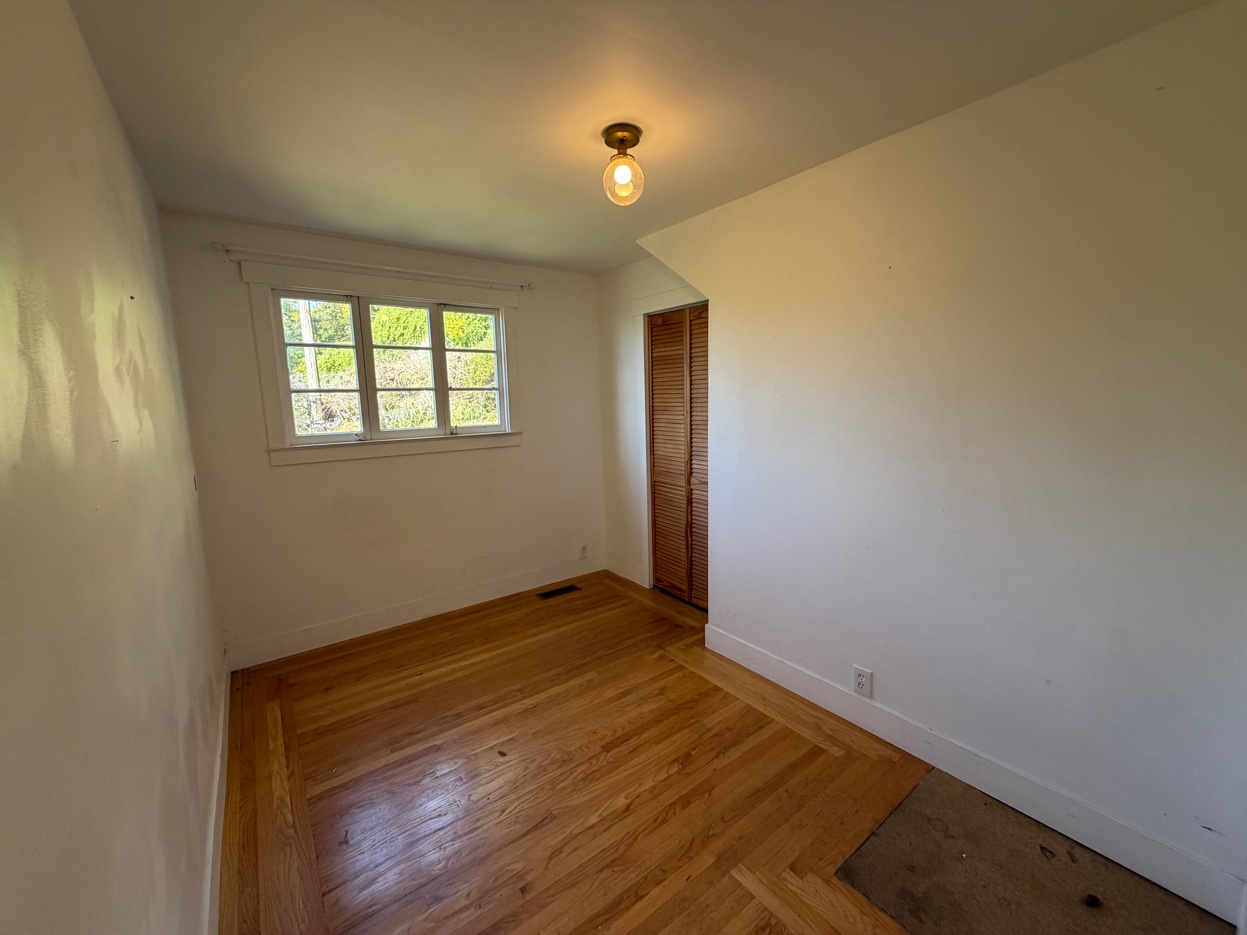 Third bedroom with garden view